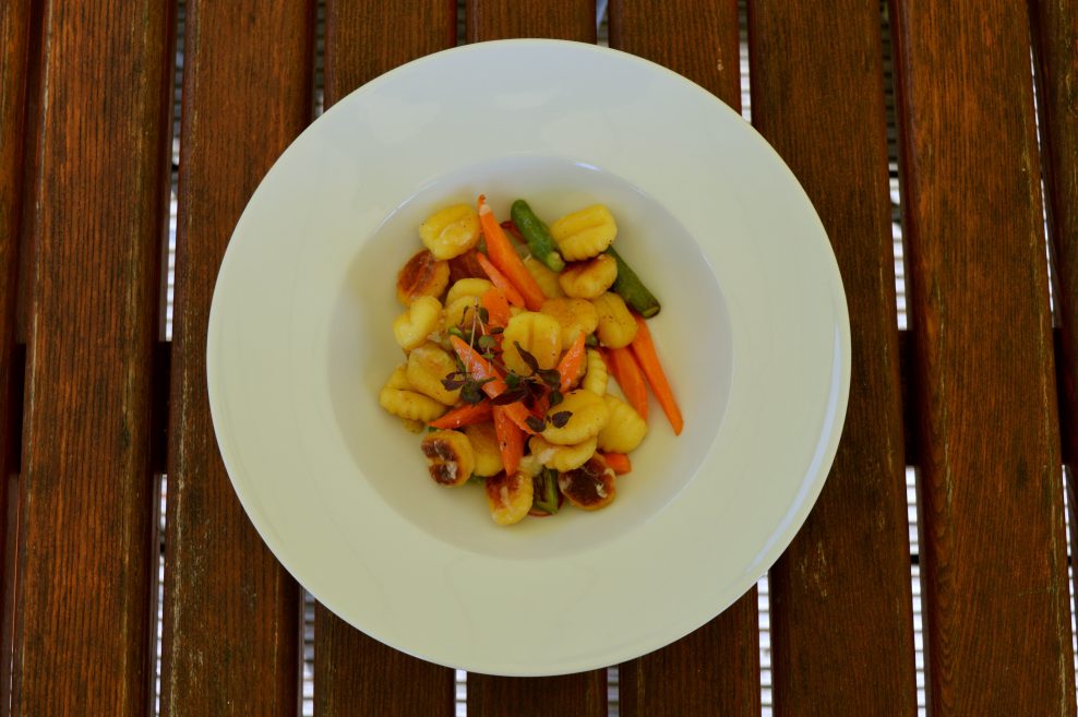 Gnocci mit Gemüse auf einem Teller