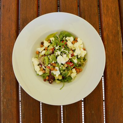 Couscous-Salat angerichtet auf einem Teller